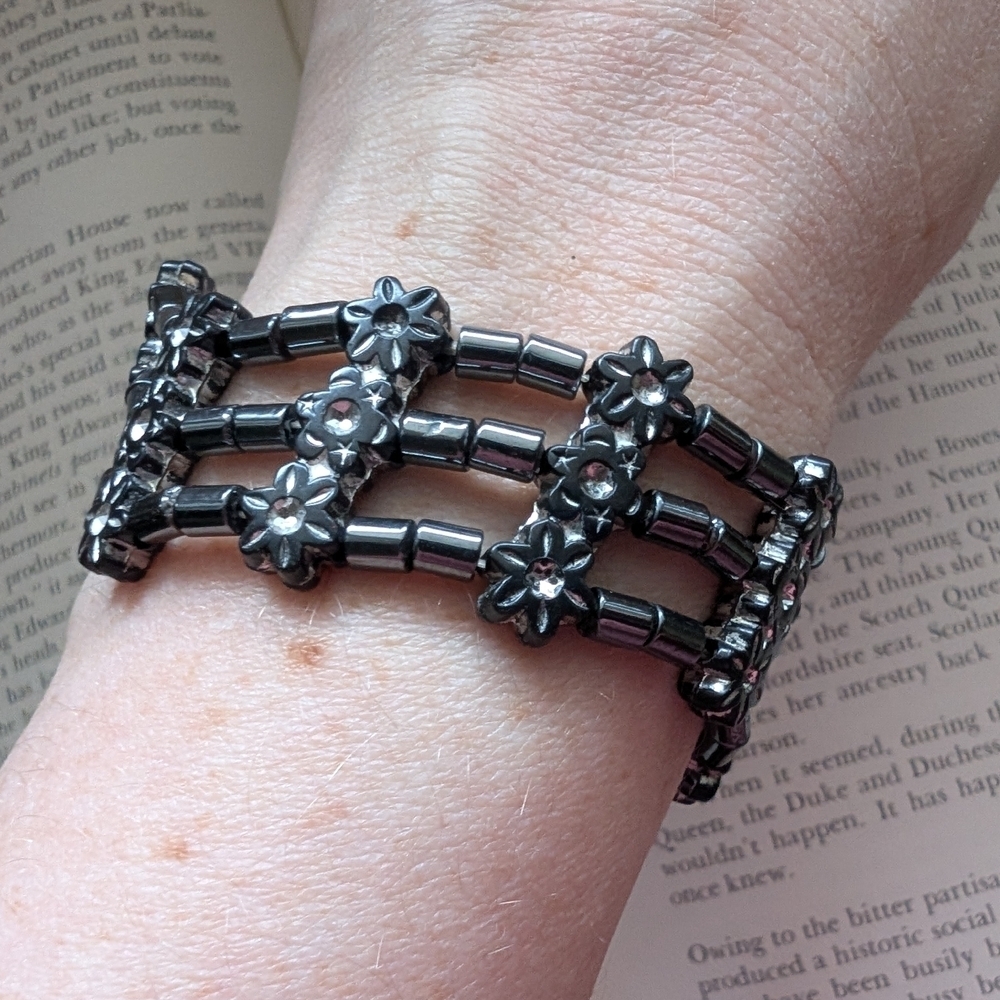 Hematite Floral Black Beaded Bracelet